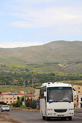 포토 JPG 주간 구름 해외풍경 해외 건축물 도로 가로등 중동 자동차 자연 하늘 산 거리 버스 카파도키아 거리풍경 사람 풍경 야외 건물 도시풍경 차도 도시 표지판 신호등 튀르키예 국내포토 자연요소 공공시설 건축 나라 아시아 길 육상교통 교통시설 대중교통 알림판 생태계 파일형식