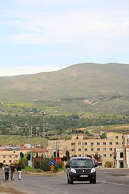 포토 JPG 주간 구름 해외풍경 해외 건축물 도로 가로등 중동 자동차 자연 하늘 산 거리 카파도키아 거리풍경 사람 풍경 야외 건물 도시풍경 차도 도시 표지판 보행자 신호등 튀르키예 국내포토 자연요소 공공시설 건축 나라 아시아 길 육상교통 교통시설 알림판 생태계 파일형식