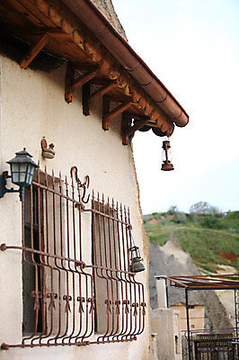 포토 JPG 주간 해외풍경 해외 건축물 건축 중동 창문 해외건축 서양건축 조명 주택 카파도키아 풍경 사람없음 야외 건물 아웃포커스 램프 창살 쇠창살 외등 튀르키예 국내포토 자연요소 나라 아시아 촬영기법 파일형식