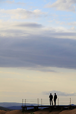 포토 JPG 주간 구름 해외풍경 해외 중동 자연 하늘 산 카파도키아 사람 풍경 야외 두명 전망대 튀르키예 국내포토 자연요소 나라 아시아 생태계 파일형식