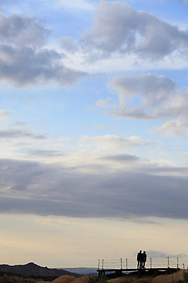 포토 JPG 주간 구름 해외풍경 해외 중동 자연 하늘 산 카파도키아 사람 풍경 야외 두명 암석 돌_바위 바위 전망대 튀르키예 국내포토 자연요소 나라 아시아 생태계 파일형식