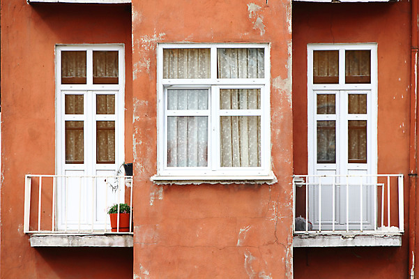 포토 JPG 주간 식물 해외풍경 해외 건축물 건축 화분 화초 벽 중동 건축양식 창문 난간 해외건축 서양건축 주택 이스탄불 외벽 풍경 사람없음 야외 건물 문 발코니 빌라 창가 튀르키예 국내포토 자연요소 나라 아시아 파일형식