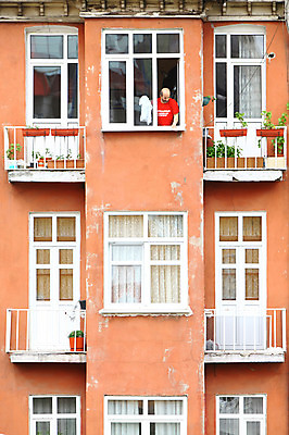 포토 JPG 주간 식물 해외풍경 해외 건축물 남자 건축 화분 화초 벽 중동 건축양식 창문 난간 해외건축 서양건축 주택 이스탄불 외벽 한명 사람 풍경 야외 건물 발코니 빌라 창가 남자만 남자한명만 튀르키예 국내포토 자연요소 1 나라 아시아 파일형식