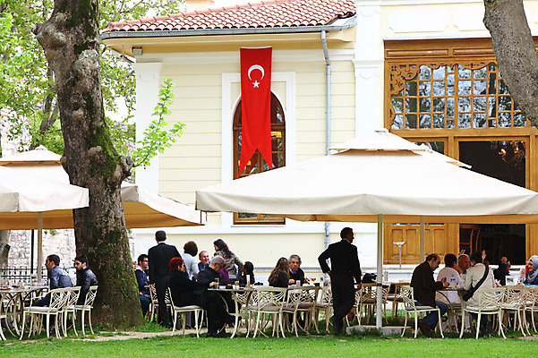 포토 JPG 주간 나무 식물 해외풍경 해외 건축물 의자 중동 탁자 이스탄불 사람 풍경 잔디 여러명 야외 건물 도시풍경 식당 카페 도시 파라솔 성 고객 노천카페 카페테리아 야외식당 튀르키예 국내포토 자연요소 건축 나라 아시아 가구 다수 상점 파일형식