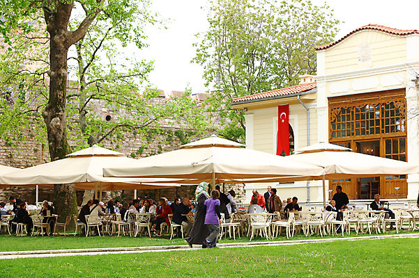 포토 JPG 주간 나무 식물 해외풍경 해외 건축물 의자 중동 탁자 이스탄불 사람 풍경 잔디 여러명 야외 건물 도시풍경 식당 카페 도시 파라솔 성 고객 노천카페 카페테리아 야외식당 튀르키예 국내포토 자연요소 건축 나라 아시아 가구 다수 상점 파일형식