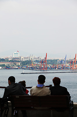 포토 JPG 주간 해외풍경 해외 건축물 바다 벤치 의자 중동 휴식 등대 이스탄불 사람 앉기 풍경 여러명 야외 건물 뒷모습 도시풍경 항구 도시 컨테이너 기중기 무역 해안도시 무역항 선박 튀르키예 국내포토 자연요소 건축 나라 산업 아시아 뷰포인트 가구 다수 컨셉 수상교통 교통시설 모션 중장비 파일형식