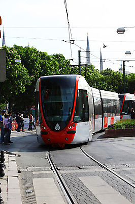 포토 JPG 주간 해외풍경 해외 도로 육상교통 교통수단 교통 중동 거리 대중교통 이스탄불 거리풍경 사람 풍경 여러명 야외 도시풍경 기찻길 차도 기차 도시 보행자 횡단보도 전철 가로수 전차 철도의날 튀르키예 국내포토 자연요소 나라 아시아 길 다수 교통시설 보행로 파일형식 법정기념일