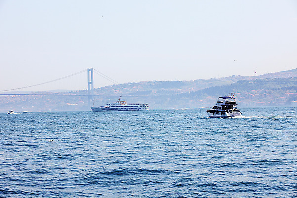 포토 JPG 주간 해외풍경 해외 바다 수상교통 중동 이스탄불 풍경 사람없음 야외 도시풍경 도시 유람선 해안도시 보스포루스 보스포루스대교 가교 선박 튀르키예 국내포토 자연요소 건축물 나라 아시아 교통수단 배_교통 다리_건축물 파일형식