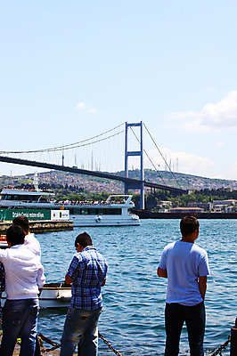 포토 JPG 주간 구름 해외풍경 해외 바다 여행 수상교통 중동 하늘 이스탄불 사람 풍경 여러명 해변 야외 도시풍경 여행객 항구 맑음 도시 유람선 해안도시 보스포루스 보스포루스대교 가교 선박 튀르키예 국내포토 자연요소 건축물 나라 아시아 교통수단 다수 배_교통 교통시설 날씨 다리_건축물 파일형식