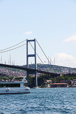 포토 JPG 주간 구름 해외풍경 해외 바다 여행 수상교통 중동 하늘 주택 이스탄불 풍경 여러명 해변 야외 도시풍경 여행객 맑음 도시 유람선 해안도시 보스포루스 보스포루스대교 가교 선박 튀르키예 국내포토 자연요소 건축물 나라 아시아 교통수단 다수 배_교통 날씨 사람 건물 다리_건축물 파일형식