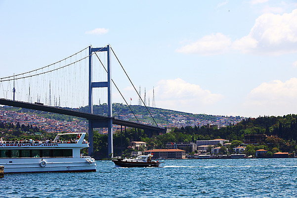 포토 JPG 주간 구름 해외풍경 해외 바다 여행 수상교통 중동 하늘 주택 이스탄불 풍경 여러명 해변 야외 도시풍경 여행객 맑음 도시 유람선 해안도시 보스포루스 보스포루스대교 가교 선박 튀르키예 국내포토 자연요소 건축물 나라 아시아 교통수단 다수 배_교통 날씨 사람 건물 다리_건축물 파일형식