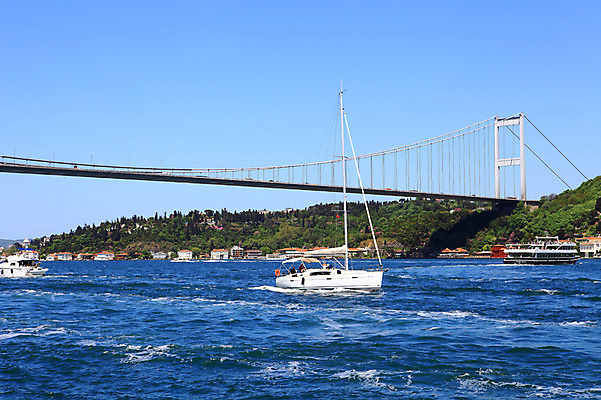 포토 JPG 주간 해외풍경 해외 바다 여행 수상교통 요트 중동 이스탄불 풍경 야외 여행객 보트 유람선 해안도시 보스포루스 보스포루스대교 가교 선박 튀르키예 국내포토 자연요소 건축물 나라 아시아 교통수단 배_교통 사람 다리_건축물 도시 파일형식