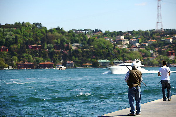 포토 JPG 주간 전신 해외풍경 해외 남자 바다 수상교통 중동 낚시 이스탄불 서기 사람 풍경 해변 야외 두명 아웃포커스 도시풍경 항구 도시 낚싯대 해안도시 낚시꾼 바다낚시 선박 남자만 튀르키예 국내포토 자연요소 나라 아시아 교통수단 교통시설 모션 레저 촬영기법 낚시용품 파일형식