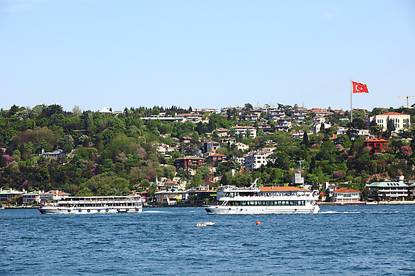 포토 JPG 주간 해외풍경 해외 건축물 바다 여행 수상교통 중동 이스탄불 항해 풍경 야외 건물 도시풍경 여행객 깃발 도시 국기 유람선 해안도시 터키국기 선박 튀르키예 국내포토 자연요소 건축 나라 아시아 교통수단 배_교통 사람 파일형식