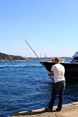 포토 JPG 주간 해외풍경 해외 남자 바다 수상교통 중동 낚시 이스탄불 한명 서기 사람 풍경 해변 야외 뒷모습 항구 맑음 낚싯대 낚시꾼 바다낚시 선박 남자만 남자한명만 튀르키예 국내포토 자연요소 1 나라 아시아 교통수단 뷰포인트 교통시설 모션 레저 날씨 낚시용품 파일형식