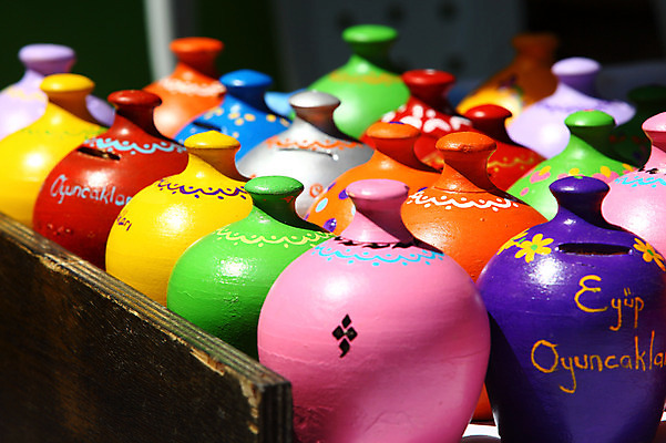 포토 JPG 주간 전통 해외풍경 해외 외국문화 중동 이스탄불 풍경 근접촬영 사람없음 야외 아웃포커스 컬러풀 판매 상점 전시 항아리 공예품 전통공예 기념품 터키문화 튀르키예 국내포토 자연요소 동양문화 나라 아시아 문화 뷰포인트 컬러 촬영기법 도자기 공예 오브젝트 파일형식