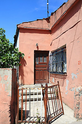 포토 JPG 주간 해외풍경 해외 건축물 건축 중동 창문 해외건축 서양건축 하늘 출입구 이스탄불 외벽 풍경 사람없음 야외 건물 문 빈티지 부식 현관문 대문 창살 철문 튀르키예 국내포토 자연요소 나라 아시아 벽 컨셉 파일형식