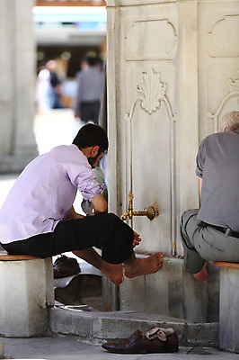 포토 JPG 주간 서양인 외국인 해외풍경 해외 건축물 남자 신발 중동 이스탄불 사람 앉기 풍경 여러명 야외 건물 아웃포커스 물 도시풍경 도시 씻기 수도꼭지 수돗물 수돗가 터키인 남자만 튀르키예 국내포토 자연요소 건축 나라 아시아 다수 모션 촬영기법 인종 청결 파일형식