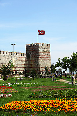 포토 JPG 주간 나무 식물 구름 해외풍경 해외 건축물 공원 건축 꽃 꽃밭 가로등 벤치 의자 중동 하늘 이스탄불 풍경 사람없음 야외 건물 도시풍경 맑음 깃발 도시 성 국기 고성 터키국기 고성_옛성 튀르키예 국내포토 자연요소 공공시설 나라 아시아 가구 고건축 날씨 파일형식