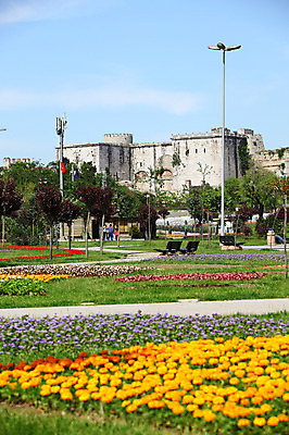 포토 JPG 주간 나무 식물 구름 해외풍경 해외 건축물 공원 건축 꽃 꽃밭 가로등 벤치 의자 중동 하늘 이스탄불 풍경 야외 건물 도시풍경 맑음 도시 성 보행자 고성 고성_옛성 튀르키예 국내포토 자연요소 공공시설 나라 아시아 가구 고건축 날씨 파일형식