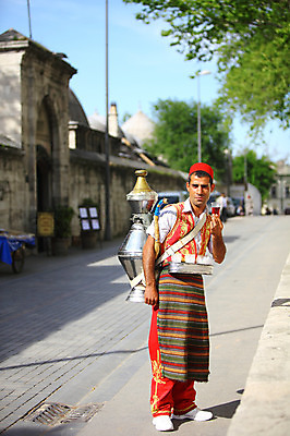 포토 JPG 주간 전신 서양인 외국인 해외풍경 해외 건축물 남자 도로 길 음료 중동 거리 이스탄불 거리풍경 한명 서기 들기 사람 풍경 야외 건물 아웃포커스 도시풍경 판매 원근감 도시 상인 터키인 남자만 남자한명만 튀르키예 국내포토 자연요소 1 건축 나라 아시아 뷰포인트 교통시설 모션 촬영기법 인종 파일형식