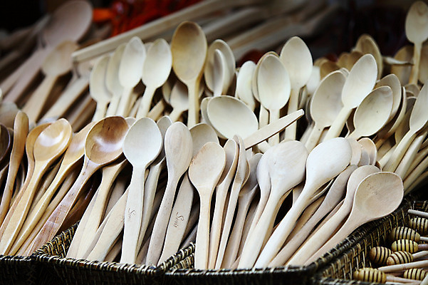 포토 JPG 주간 식기 외국문화 생활용품 이스탄불 수저 사람없음 야외 목재 아웃포커스 판매 바구니 상점 숟가락 전시 시장 터키문화 나무숟가락 튀르키예 국내포토 자연요소 나무 동양문화 아시아 문화 재료 촬영기법 오브젝트 파일형식