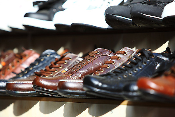 포토 JPG 주간 해외풍경 해외 잡화 외국문화 신발 중동 이스탄불 그림자 사람없음 야외 아웃포커스 상점 여러개 전시 진열장 터키문화 신발가게 튀르키예 국내포토 자연요소 동양문화 나라 아시아 문화 다수 촬영기법 풍경 파일형식