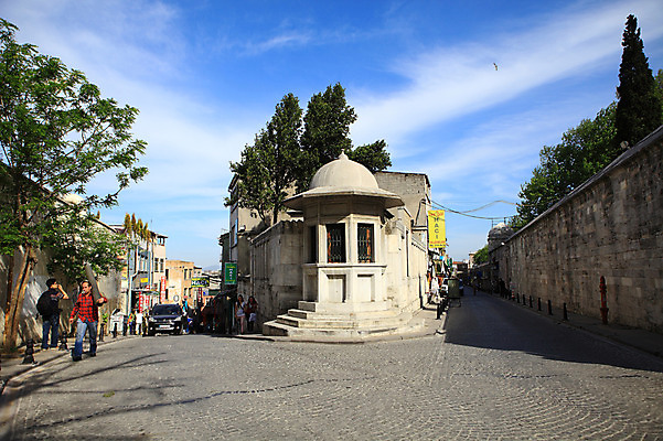 포토 JPG 주간 나무 식물 구름 해외풍경 해외 건축물 건축 도로 길 중동 자동차 하늘 거리 이스탄불 거리풍경 사람 풍경 여러명 야외 건물 담장 도시풍경 맑음 차도 도시 보행자 모퉁이 튀르키예 국내포토 자연요소 나라 아시아 육상교통 다수 교통시설 날씨 파일형식