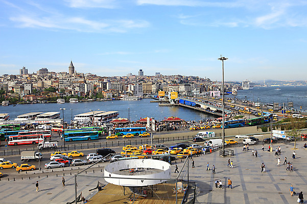 포토 JPG 주간 구름 해외풍경 해외 건축물 도로 바다 교통 자동차 하늘 버스 대중교통 이스탄불 사람 풍경 빌딩 여러명 해변 야외 건물 도시풍경 항구 맑음 차도 도시 보행자 유람선 택시 해안도시 광장 가교 선박 튀르키예 국내포토 자연요소 건축 아시아 길 육상교통 교통수단 다수 수상교통 배_교통 교통시설 승용차 날씨 파일형식