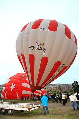 포토 JPG 주간 나무 식물 해외풍경 해외 여행 중동 자동차 자연 하늘 레저 바위산 산 카파도키아 사람 풍경 초원 여러명 야외 레포츠 여행객 트럭 암석 돌_바위 바위 기구 열기구 비행 기암괴석 애드벌룬 풍선 튀르키예 국내포토 자연요소 나라 아시아 육상교통 다수 항공교통 바위_돌 돌산 생태계 파일형식