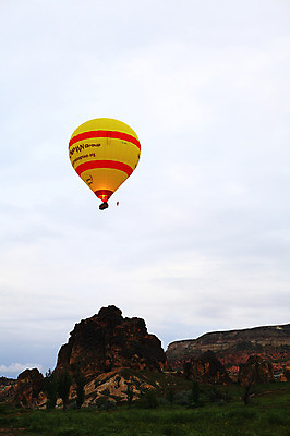 포토 JPG 주간 나무 식물 구름 해외풍경 해외 여행 중동 자연 하늘 레저 바위산 산 카파도키아 풍경 초원 사람없음 야외 레포츠 골짜기 암석 돌_바위 바위 열기구 비행 기암괴석 애드벌룬 풍선 튀르키예 국내포토 자연요소 나라 아시아 항공교통 바위_돌 돌산 생태계 파일형식