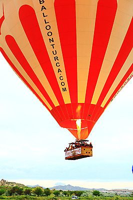 포토 JPG 주간 나무 식물 구름 해외풍경 해외 여행 중동 자동차 자연 하늘 레저 바위산 산 카파도키아 풍경 초원 야외 레포츠 돌_바위 바위 기구 열기구 비행 애드벌룬 풍선 튀르키예 국내포토 자연요소 나라 아시아 육상교통 항공교통 돌산 생태계 파일형식