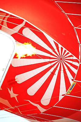 포토 JPG 주간 해외풍경 해외 로우앵글 여행 중동 불 레저 불꽃 카파도키아 근접촬영 사람없음 야외 레포츠 열기구 비행 애드벌룬 연료 풍선 튀르키예 국내포토 자연요소 나라 아시아 뷰포인트 항공교통 풍경 파일형식