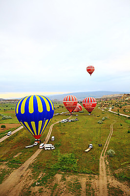 포토 JPG 주간 나무 식물 구름 해외풍경 해외 길 여행 중동 자동차 자연 하늘 레저 바위산 산 카파도키아 풍경 초원 야외 레포츠 골짜기 암석 돌_바위 바위 기구 열기구 비행 오솔길 기암괴석 애드벌룬 풍선 튀르키예 국내포토 자연요소 나라 아시아 육상교통 항공교통 바위_돌 돌산 생태계 파일형식