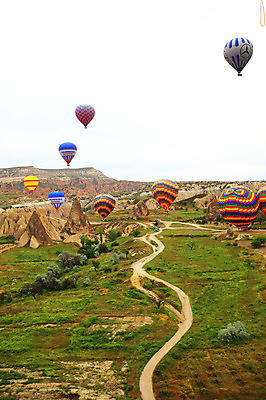 포토 JPG 주간 나무 식물 해외풍경 해외 길 여행 중동 자연 하늘 레저 바위산 산 카파도키아 풍경 초원 사람없음 야외 레포츠 골짜기 암석 돌_바위 바위 열기구 비행 오솔길 기암괴석 언덕 애드벌룬 풍선 튀르키예 국내포토 자연요소 나라 아시아 항공교통 바위_돌 돌산 생태계 파일형식
