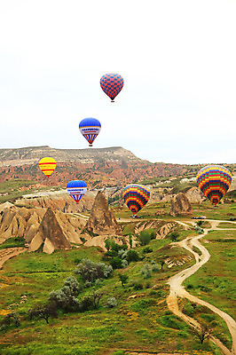 포토 JPG 주간 나무 식물 해외풍경 해외 길 여행 중동 자연 하늘 레저 바위산 산 카파도키아 풍경 초원 사람없음 야외 레포츠 골짜기 암석 돌_바위 바위 열기구 비행 오솔길 기암괴석 언덕 애드벌룬 풍선 튀르키예 국내포토 자연요소 나라 아시아 항공교통 바위_돌 돌산 생태계 파일형식