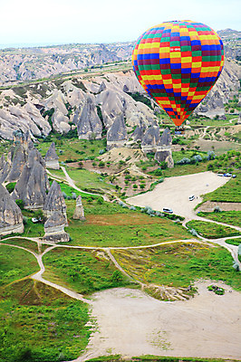 포토 JPG 주간 나무 식물 해외풍경 해외 여행 중동 자동차 자연 하늘 레저 바위산 산 카파도키아 풍경 초원 사람없음 야외 레포츠 골짜기 암석 돌_바위 바위 기구 열기구 비행 기암괴석 언덕 애드벌룬 풍선 튀르키예 국내포토 자연요소 나라 아시아 육상교통 항공교통 바위_돌 돌산 생태계 파일형식