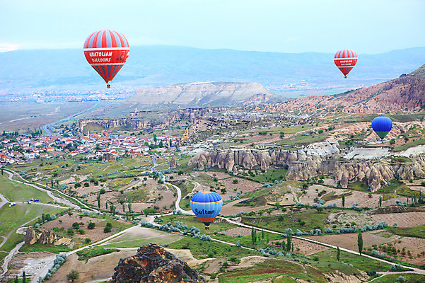 포토 JPG 주간 나무 식물 구름 해외풍경 해외 여행 중동 자연 하늘 레저 바위산 산 주택 카파도키아 풍경 초원 사람없음 야외 레포츠 마을 골짜기 암석 돌_바위 바위 열기구 비행 도시 기암괴석 언덕 애드벌룬 동굴집 풍선 튀르키예 국내포토 자연요소 나라 아시아 항공교통 건물 바위_돌 동굴 돌산 생태계 파일형식