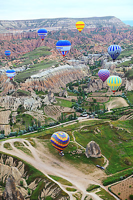 포토 JPG 주간 나무 식물 구름 해외풍경 해외 여행 중동 자동차 자연 하늘 레저 바위산 산 카파도키아 풍경 초원 사람없음 야외 레포츠 하이앵글 골짜기 암석 돌_바위 바위 기구 열기구 비행 기암괴석 언덕 애드벌룬 풍선 항공촬영 튀르키예 국내포토 자연요소 나라 아시아 육상교통 뷰포인트 항공교통 바위_돌 돌산 생태계 파일형식