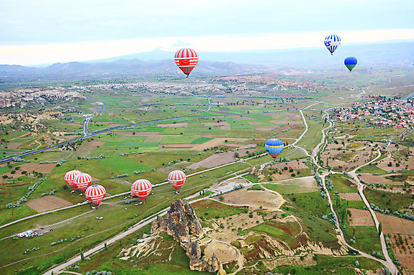 포토 JPG 주간 나무 식물 구름 해외풍경 해외 여행 중동 자연 하늘 레저 바위산 산 주택 카파도키아 풍경 초원 사람없음 야외 레포츠 마을 골짜기 암석 돌_바위 바위 열기구 비행 도시 기암괴석 언덕 애드벌룬 풍선 튀르키예 국내포토 자연요소 나라 아시아 항공교통 건물 바위_돌 돌산 생태계 파일형식