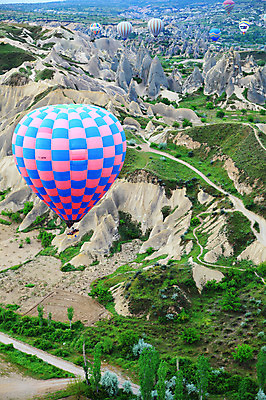 포토 JPG 주간 나무 식물 해외풍경 해외 여행 중동 자연 하늘 레저 바위산 산 카파도키아 풍경 초원 사람없음 야외 레포츠 하이앵글 골짜기 암석 바위 열기구 비행 기암괴석 애드벌룬 동굴집 풍선 항공촬영 튀르키예 국내포토 자연요소 나라 아시아 뷰포인트 항공교통 돌 바위_돌 동굴 돌산 생태계 파일형식