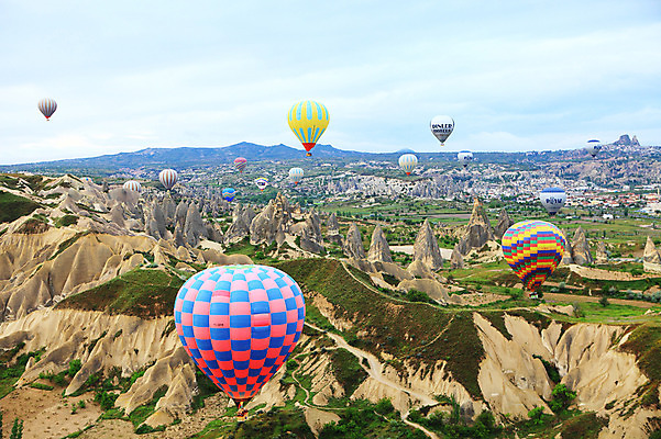 포토 JPG 주간 나무 식물 구름 해외풍경 해외 여행 중동 자연 하늘 레저 바위산 산 주택 카파도키아 풍경 초원 사람없음 야외 레포츠 마을 골짜기 암석 돌_바위 바위 열기구 비행 도시 기암괴석 애드벌룬 동굴집 풍선 튀르키예 국내포토 자연요소 나라 아시아 항공교통 건물 바위_돌 동굴 돌산 생태계 파일형식