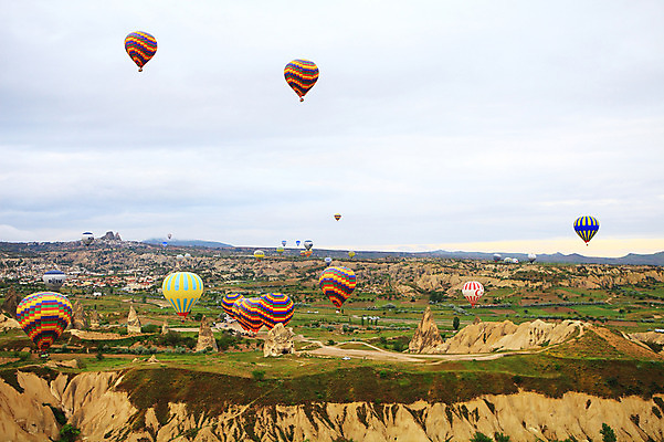 포토 JPG 주간 나무 식물 구름 해외풍경 해외 여행 중동 자연 하늘 레저 바위산 산 주택 카파도키아 풍경 초원 사람없음 야외 레포츠 마을 골짜기 암석 돌_바위 바위 열기구 비행 도시 기암괴석 애드벌룬 동굴집 풍선 튀르키예 국내포토 자연요소 나라 아시아 항공교통 건물 바위_돌 동굴 돌산 생태계 파일형식