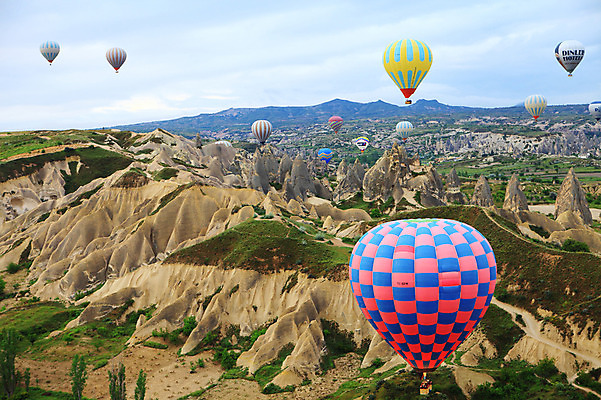 포토 JPG 주간 나무 식물 구름 해외풍경 해외 여행 중동 자연 하늘 레저 바위산 산 카파도키아 풍경 초원 사람없음 야외 레포츠 골짜기 암석 바위 열기구 비행 기암괴석 애드벌룬 동굴집 풍선 튀르키예 국내포토 자연요소 나라 아시아 항공교통 돌 바위_돌 동굴 돌산 생태계 파일형식