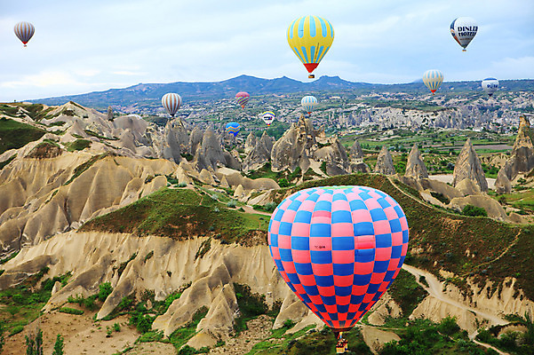 포토 JPG 주간 나무 식물 구름 해외풍경 해외 여행 중동 자연 하늘 레저 바위산 산 카파도키아 풍경 초원 사람없음 야외 레포츠 골짜기 암석 바위 열기구 비행 기암괴석 애드벌룬 동굴집 풍선 튀르키예 국내포토 자연요소 나라 아시아 항공교통 돌 바위_돌 동굴 돌산 생태계 파일형식