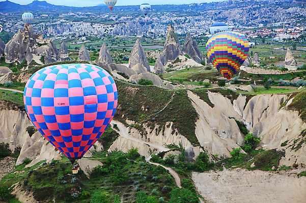 포토 JPG 주간 나무 식물 해외풍경 해외 여행 중동 자연 하늘 레저 바위산 산 주택 카파도키아 풍경 초원 사람없음 야외 레포츠 마을 골짜기 암석 돌_바위 바위 열기구 비행 도시 기암괴석 애드벌룬 동굴집 풍선 튀르키예 국내포토 자연요소 나라 아시아 항공교통 건물 바위_돌 동굴 돌산 생태계 파일형식