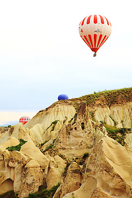 포토 JPG 주간 구름 해외풍경 해외 여행 중동 자연 하늘 레저 바위산 산 카파도키아 풍경 초원 사람없음 야외 레포츠 골짜기 암석 바위 열기구 비행 동굴 기암괴석 애드벌룬 동굴집 풍선 튀르키예 국내포토 자연요소 나라 아시아 항공교통 돌 바위_돌 돌산 생태계 파일형식