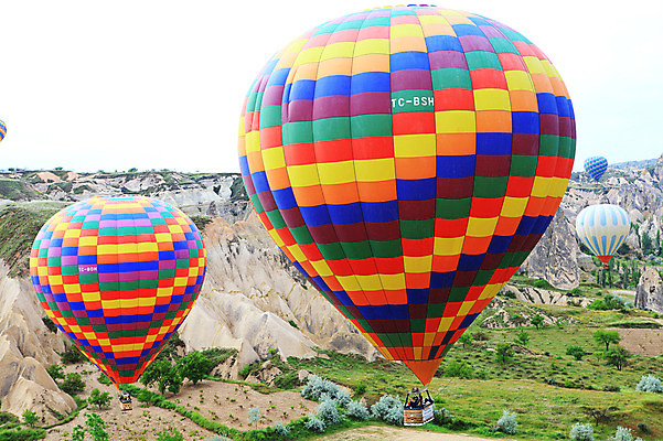 포토 JPG 주간 나무 식물 해외풍경 해외 여행 중동 자연 하늘 레저 바위산 산 카파도키아 풍경 초원 야외 레포츠 골짜기 암석 돌_바위 바위 열기구 비행 기암괴석 애드벌룬 풍선 튀르키예 국내포토 자연요소 나라 아시아 항공교통 바위_돌 돌산 생태계 파일형식
