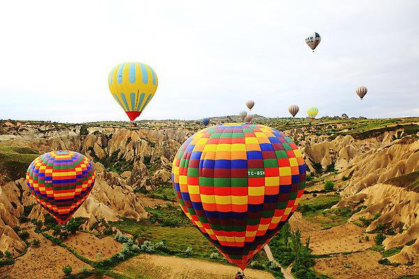 포토 JPG 주간 나무 식물 해외풍경 해외 여행 중동 자연 하늘 레저 바위산 산 카파도키아 풍경 초원 사람없음 야외 레포츠 골짜기 암석 바위 열기구 비행 기암괴석 언덕 애드벌룬 동굴집 풍선 튀르키예 국내포토 자연요소 나라 아시아 항공교통 돌 바위_돌 동굴 돌산 생태계 파일형식