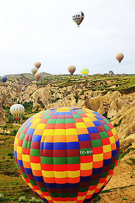 포토 JPG 주간 나무 식물 해외풍경 해외 여행 중동 자연 하늘 레저 바위산 산 카파도키아 풍경 초원 사람없음 야외 레포츠 골짜기 암석 돌_바위 바위 열기구 비행 기암괴석 언덕 애드벌룬 동굴집 풍선 튀르키예 국내포토 자연요소 나라 아시아 항공교통 바위_돌 동굴 돌산 생태계 파일형식